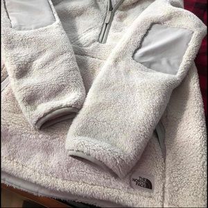 Woman’s Northface pullover